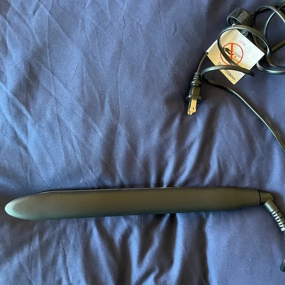 Vanessa Pro 1 inch hair straightener
Used once - Picture 4 of 4